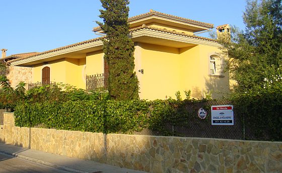 Während auf dem spanischen Festland die Preis teils drastisch gefallen sind - bleiben die Immobilienpreise auf Mallorca, Menorca und Ibiza auf ihrem hohen Niveau. (Foto: Ibiza-Nachrichten)