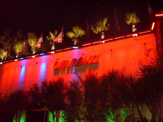 Amnesia Außenansicht. Der Club befindet sich direkt an der Straße von Eivissa nach Sant Antoni in Höhe von Sant Rafael. (Foto: Jayfrog)