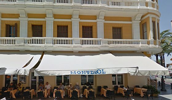 So kennt man das Montesol an der Vara del Rey im Zentrum Ibizas. Sehen und gesehen werden im Straßencafe... (Aufnahme von Google Streetview aus 2014)