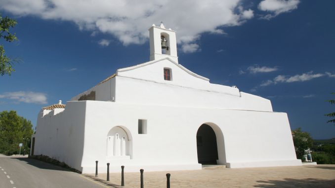 Rund um die Kirche von Sant Llorenç de Balàfia findet am 10. August die Fiesta zur Erinnerung an die Rückeroberung Ibizas durch die Christen statt. (Foto: Ibiza.travel)