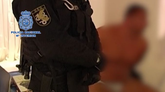 Internationaler Waffenhändler auf Ibiza festgenommen (Foto: Screenshot Film Policia Nacional)