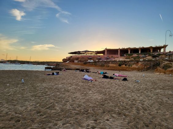 Am frühen Morgen kann man in der Cala Comte auch Leute sehen, die den noch leeren Strand für einen Yoga-Kurs nutzen. (Foto: Markus Burgdorf)