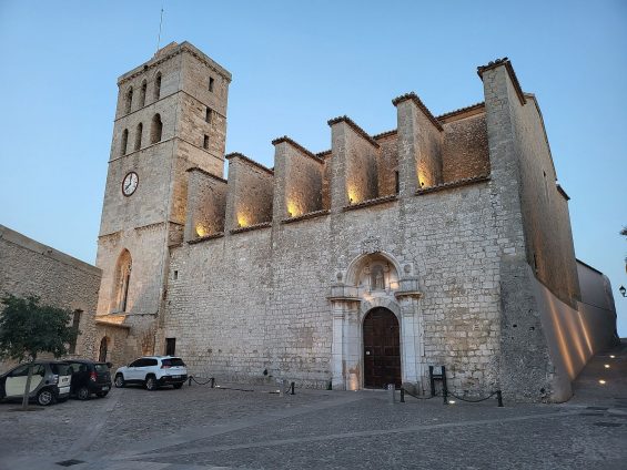 Die Catedral Santa Maria de les Neus trohnt über der Stadt und ist eines der Wahrzeichen von Ibiza. (Foto: Markus Burgdorf)