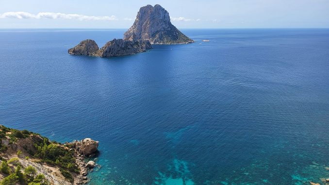 Der Felsen Es Vedra ragt im Südwesten Ibizas aus dem Meer. Um ihn ranken sich zahlreiche Mythen. Manche sehen in ihm die Kathedrale des versunkenen Atlantis, andere schreiben ihm besondere Kräfte zu. (Foto: Markus Burgdorf)